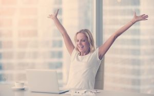 Mujer trabajando feliz y motivada