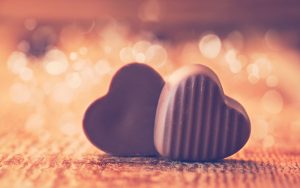Chocolates en forma de corazón para el mes del amor y la amistad