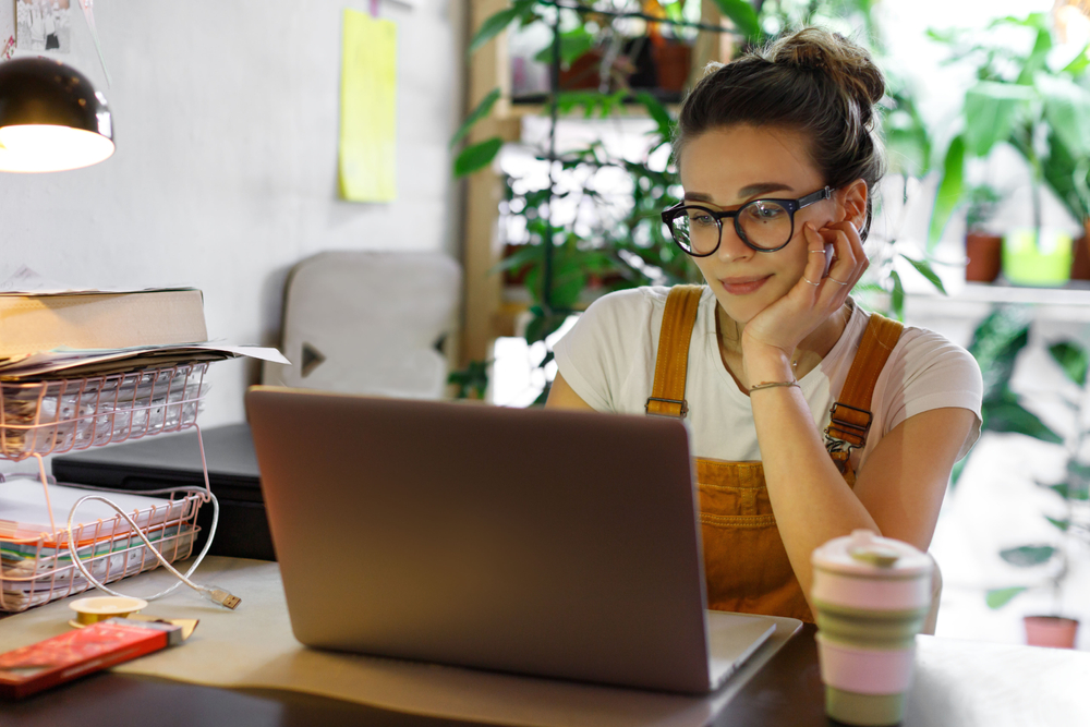 Mujer en frente de un computador 