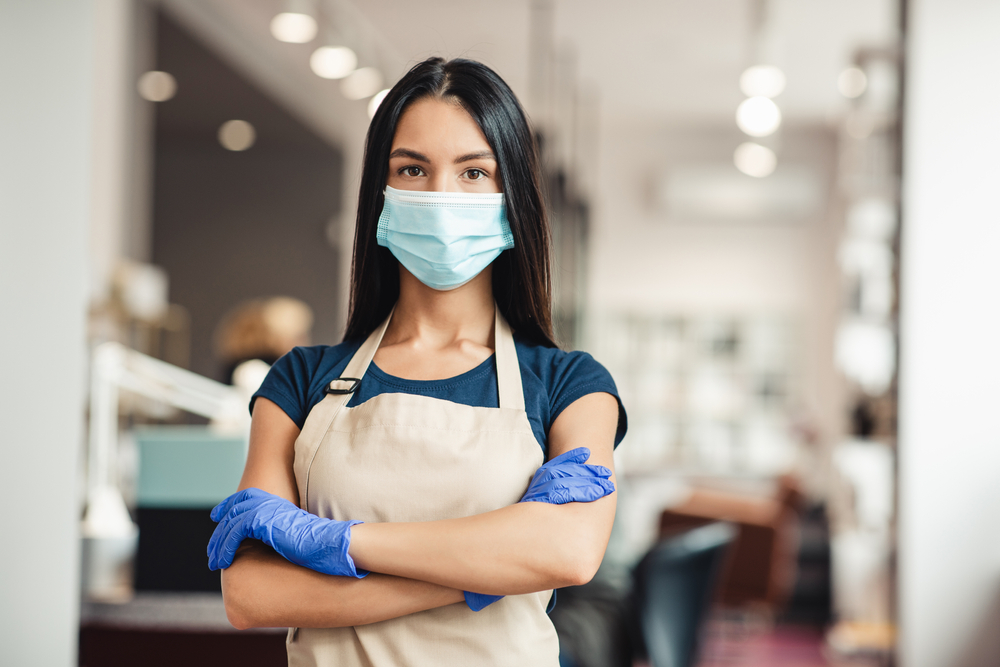 Mujer con tapabocas y guantes durante la pandemia