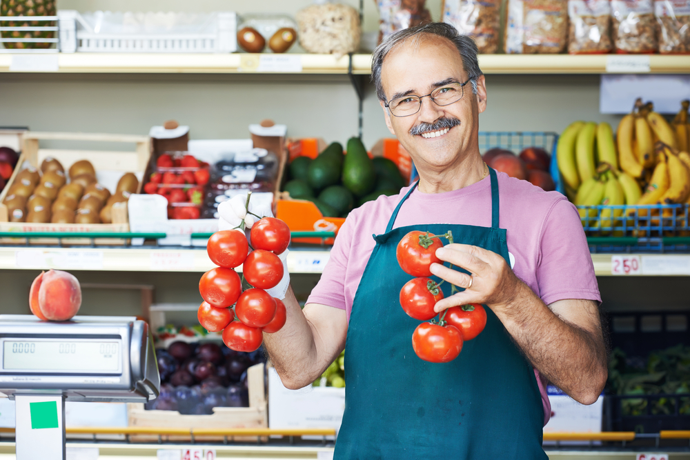 Tendero vendiendo tomates