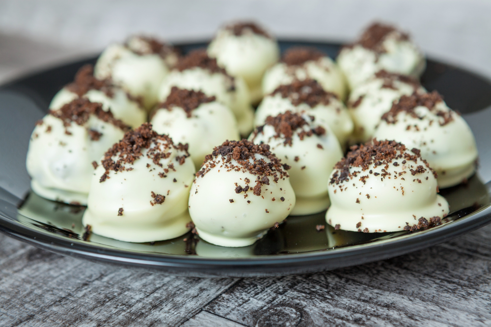 Trufas de chocolate blanco rellenas de galleta oreo. 