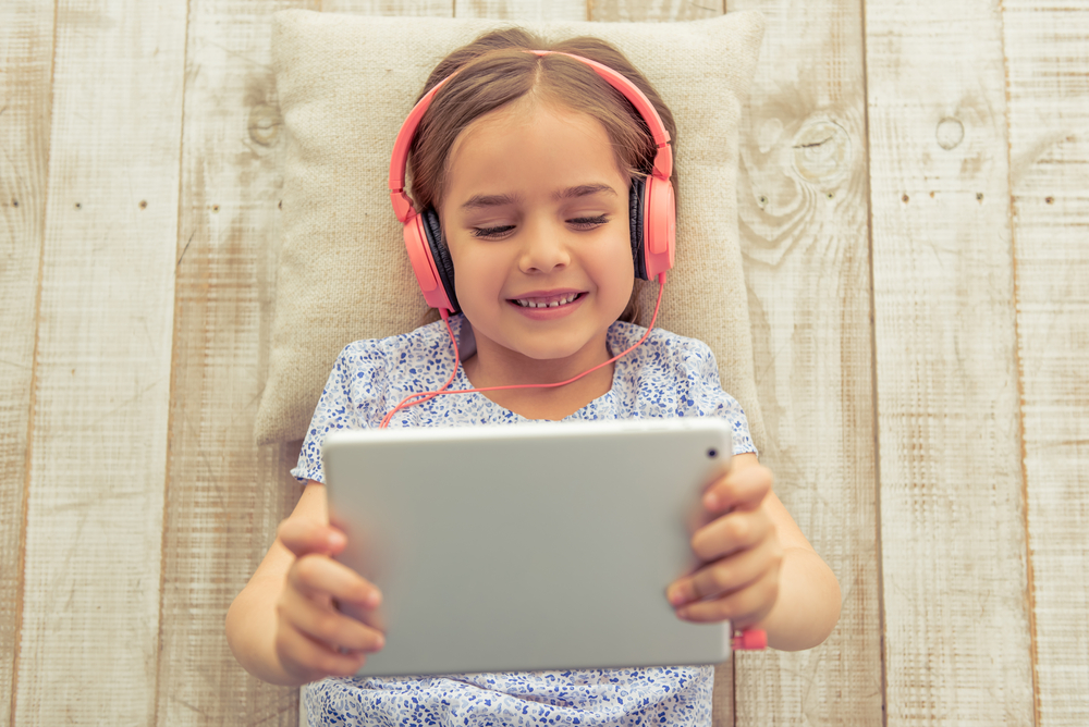 Niña tomando una clase en tablet