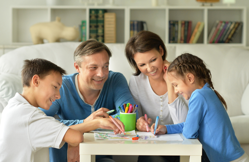 familia feliz reuniéndose