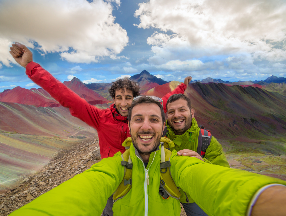 Grupo de amigos tomándose una foto en Perú