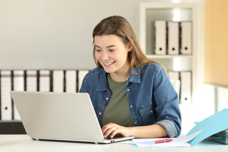 Mujer tomando una clase virtual en su computador