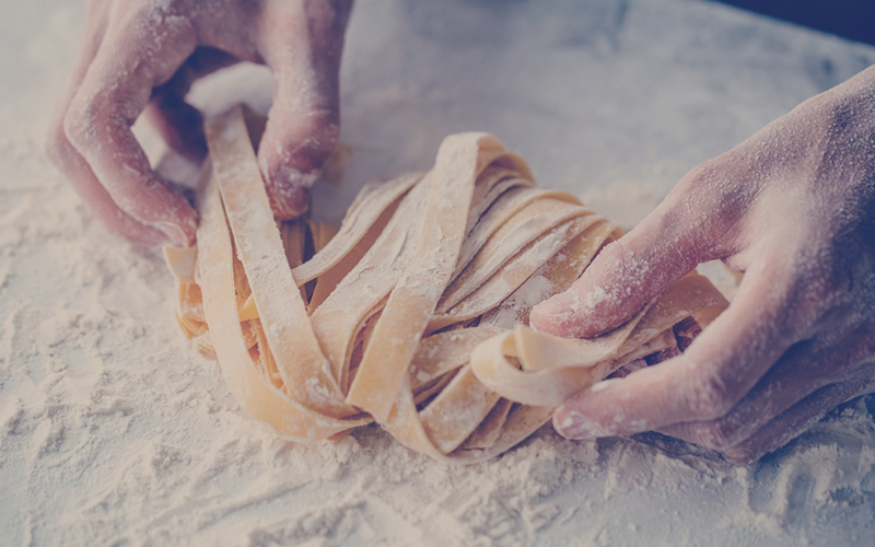 manos de una persona amasando una pasta