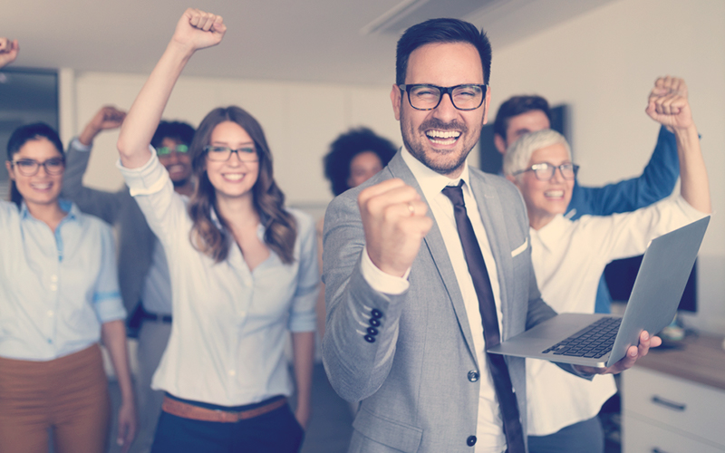 Líder feliz y motivado de su grupo de trabajo