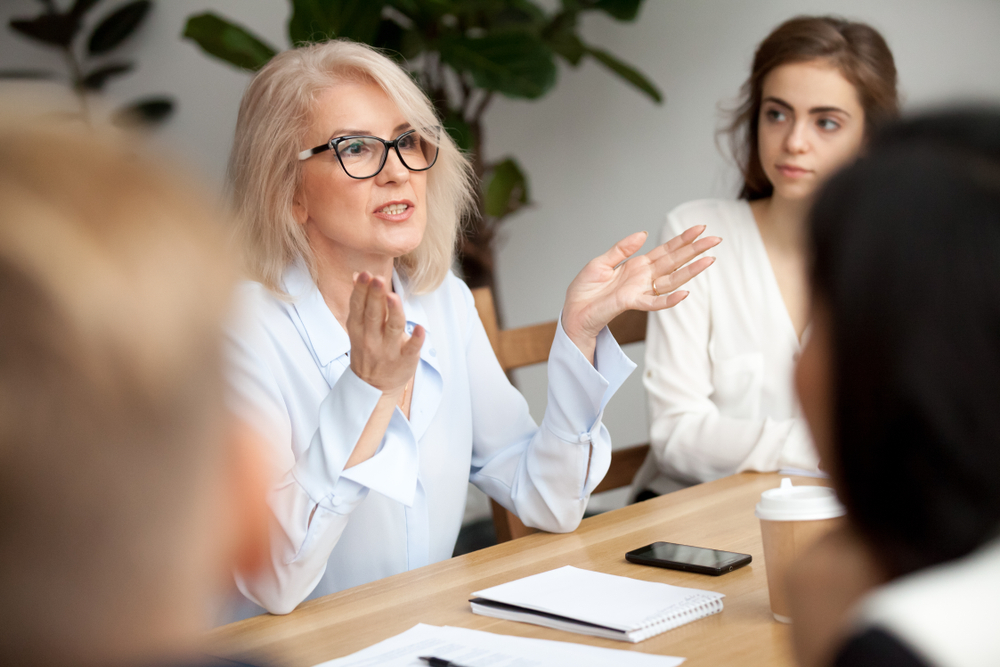  mujer líder de negocios que habla en la reunión