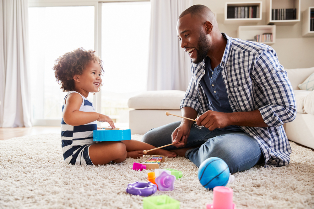 Papá e hija tocando instrumentos musicales 