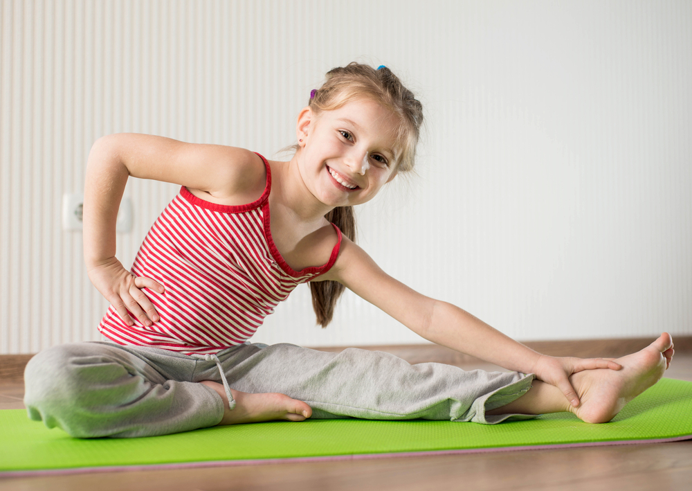 Niña estirando su pierna 