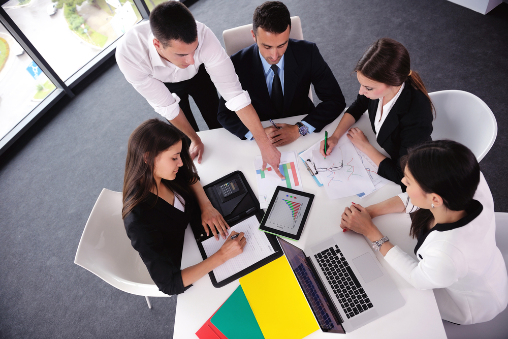 Grupo de jóvenes empresarios felices en una reunión en la oficina