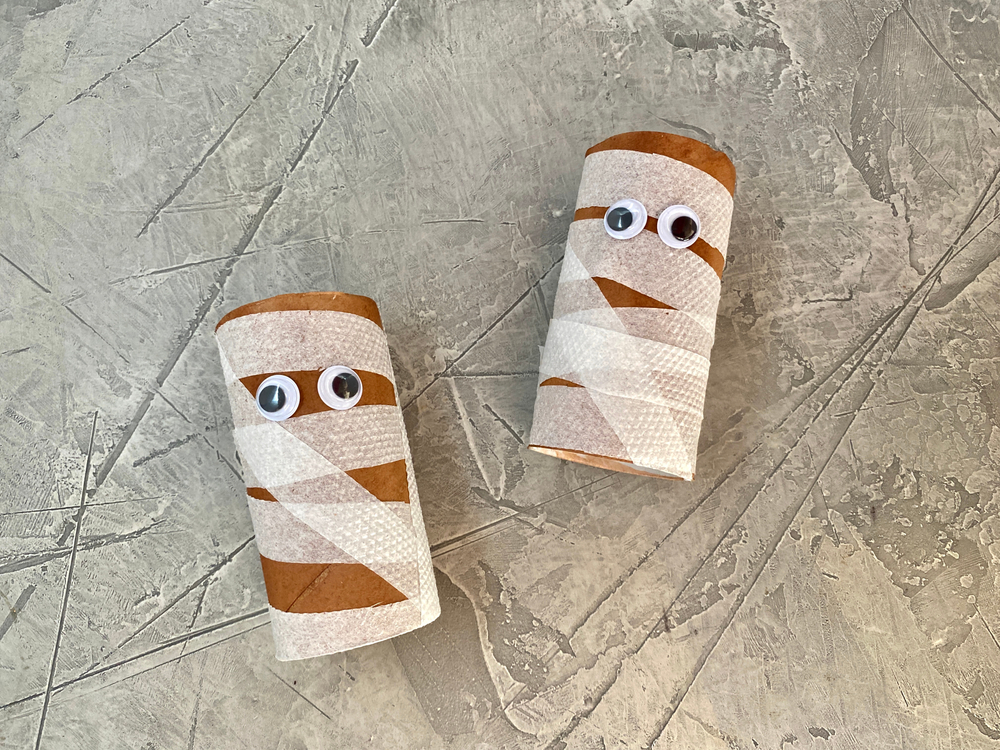 Momias realizadas con un tubo de papel higiénico