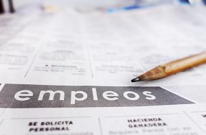 Periódico que muestra clasificados de empleo