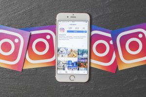 celular junto con el logo de Instagram para empresas