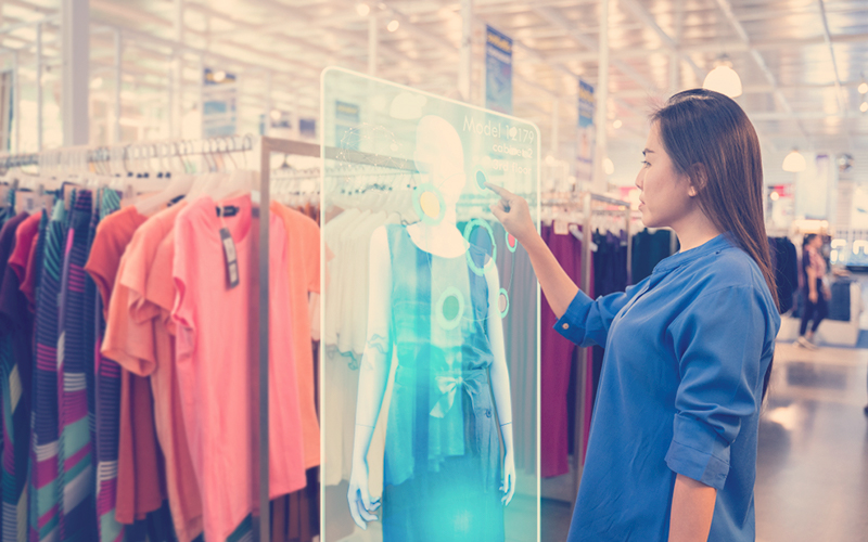 mujer comprando mediante inteligencia artificial