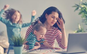 mujer estresada frente al computador