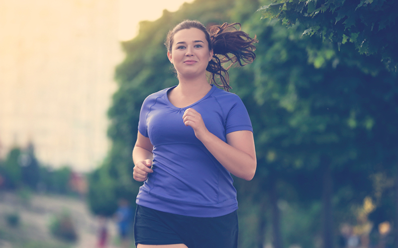 Mujer con obesidad ejercitándose