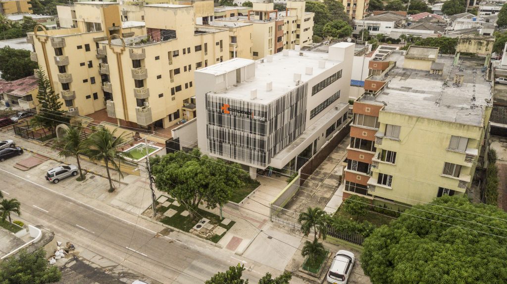 Fachada de la primera sede de Compensar Salud en Barranquilla