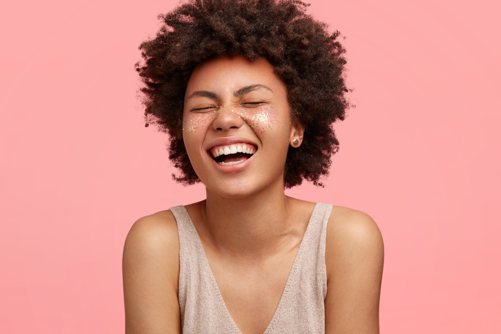 Mujer afroamericana sonriendo 