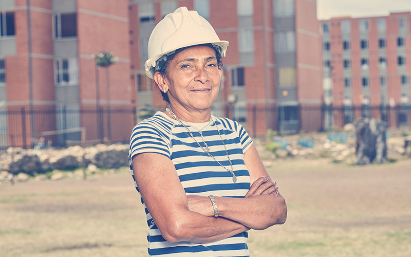 Mujer de hogares Soacha sonriendo