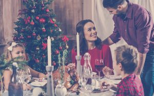 Familia reunida para celebrar la fiesta fin de año