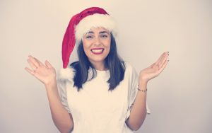 Mujer sonriendo con un gorro de Navidad