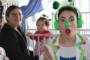 Doctora Clown mirando con cara de sorprendida frente a la cámara