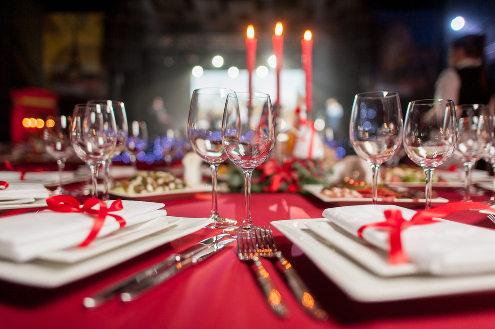 Mesa decorada para cena navideña