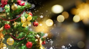 Árbol de Navidad decorado con luces, moños y bolas
