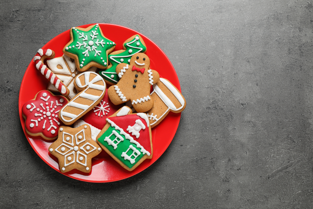 Sabrosas galletas caseras de Navidad sobre mesa gris