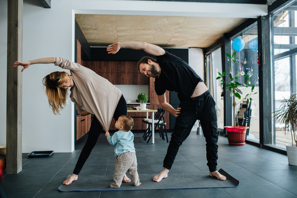 Papá, mamá e hijo practicando yoga