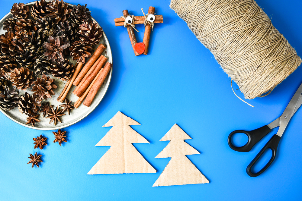 Tercer paso para aprender a armar un árbol de Navidad con cartón. 