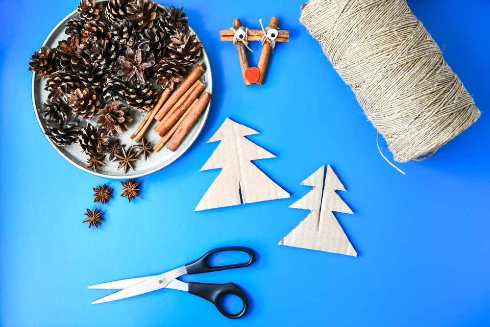 Árbol de Navidad con materiales reciclados