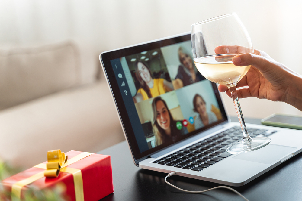  celebrando navidades con un vaso de vino en línea