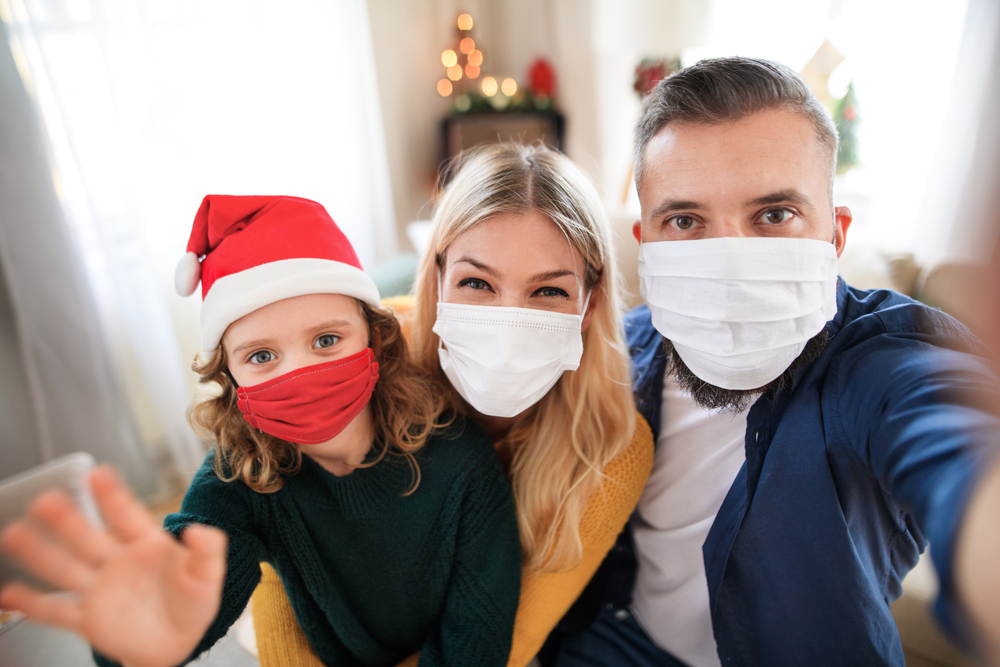 Familia con una pequeña hija en casa en Navidad