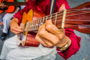 músico colombiano tocando guitarra