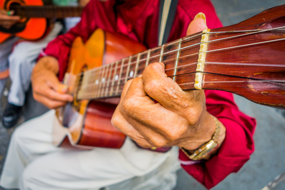 músico colombiano tocando guitarra