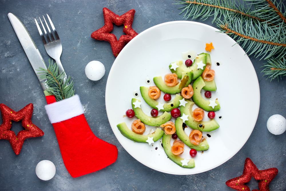 Aperitivo del árbol de Navidad aguacate ensalada de salmón tartare ceviche, navidad navideña cena comida