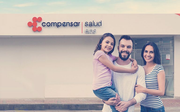 Familia colombiana en sede de salud de Compensar