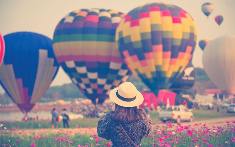 Mujer tomando fotos a un globo aerostático