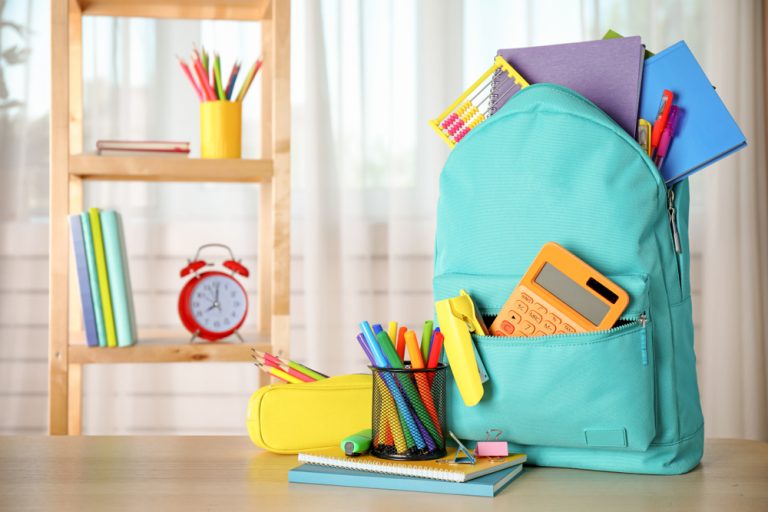 útiles escolares y maleta para iniciar nueva jornada escolar