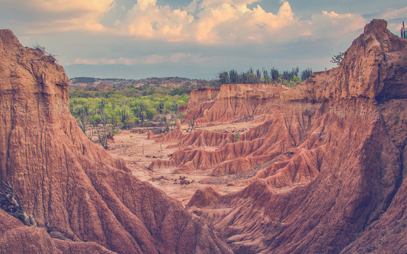 La vista sobre las rocas nítidas en el desierto de Tatacoa, Colombia