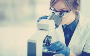 mujer científica en un laboratorio