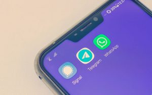 celular con Signal, Telegram y WhatsApp