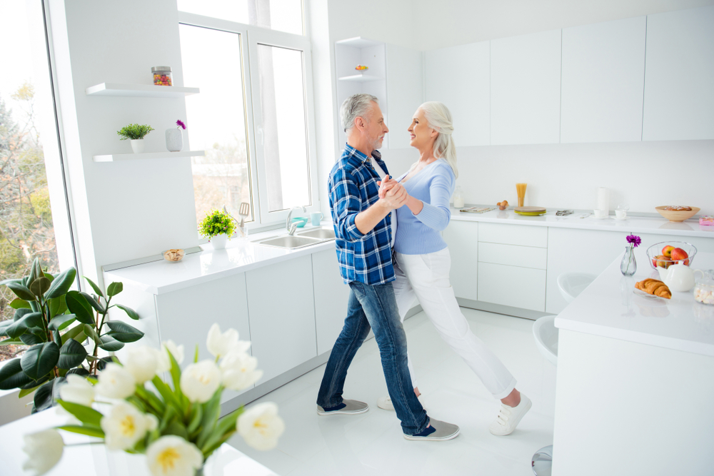 Pareja bailando en su cocina