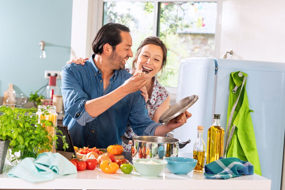 Pareja cocinando juntos