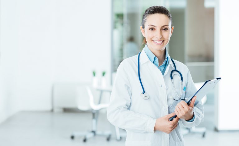 Doctora sonriendo frente a la cámara