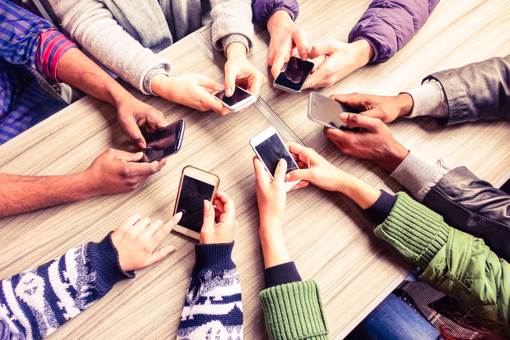 Personas con celulares en sus manos