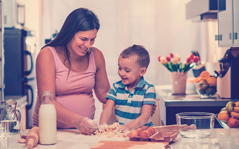  Madre e hijo preparando galletas.